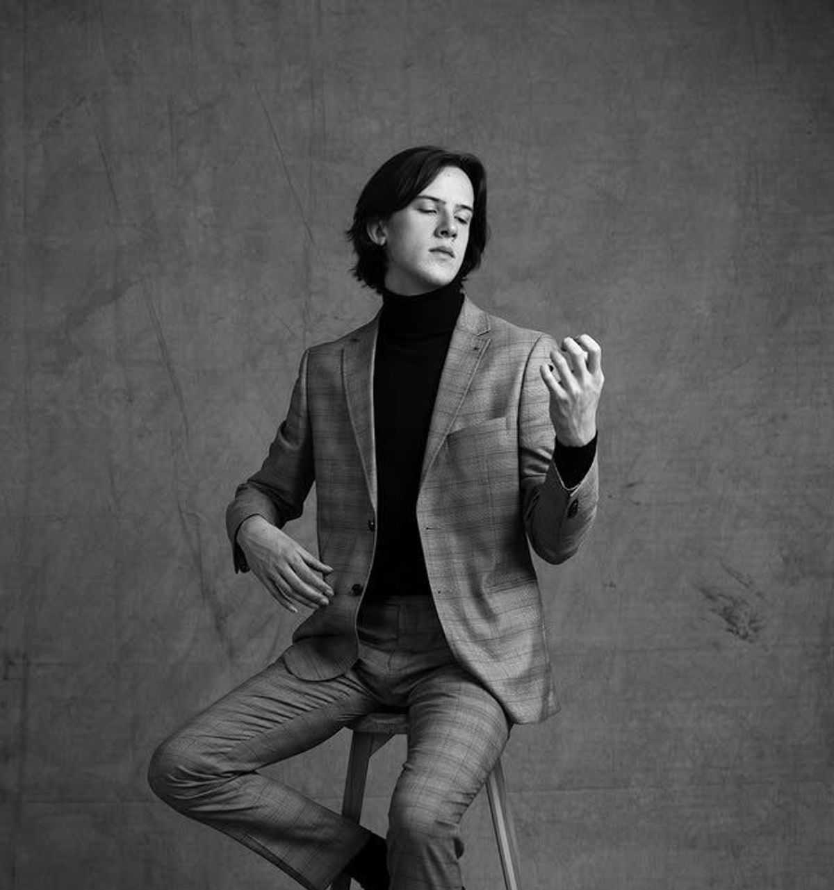 Toon Rosiers playing air guitar in black and white.